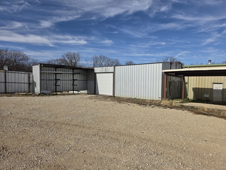 Primary Photo Of 2223 Hoffpauer Way, Sanger Manufacturing For Lease