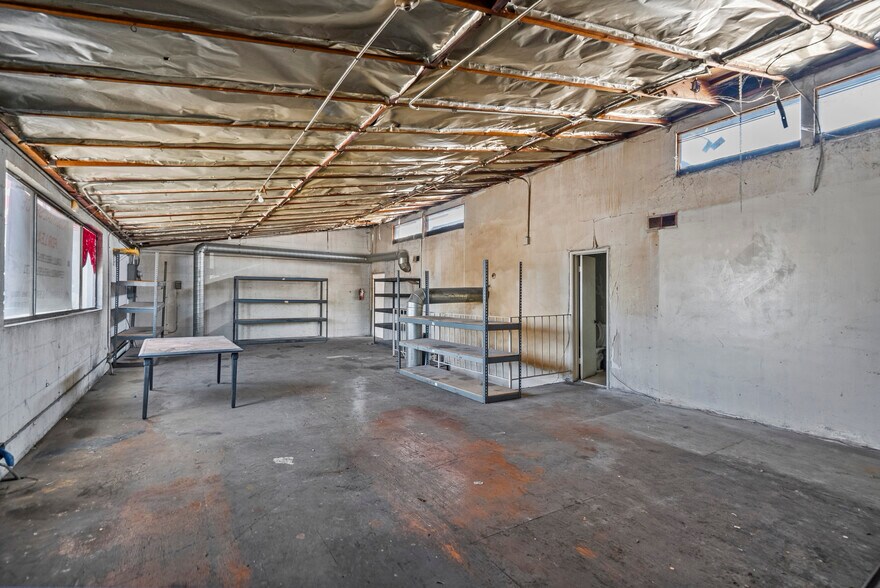 More Photos Of 14233 Oxnard St, Van Nuys Service For Lease