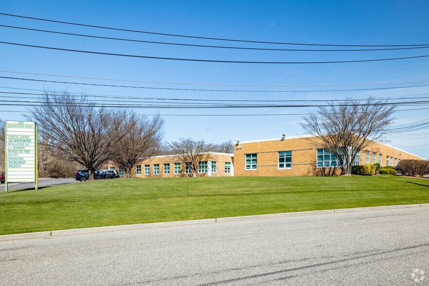 More Photos Of 303 Sunnyside Blvd, Plainview Showroom For Lease