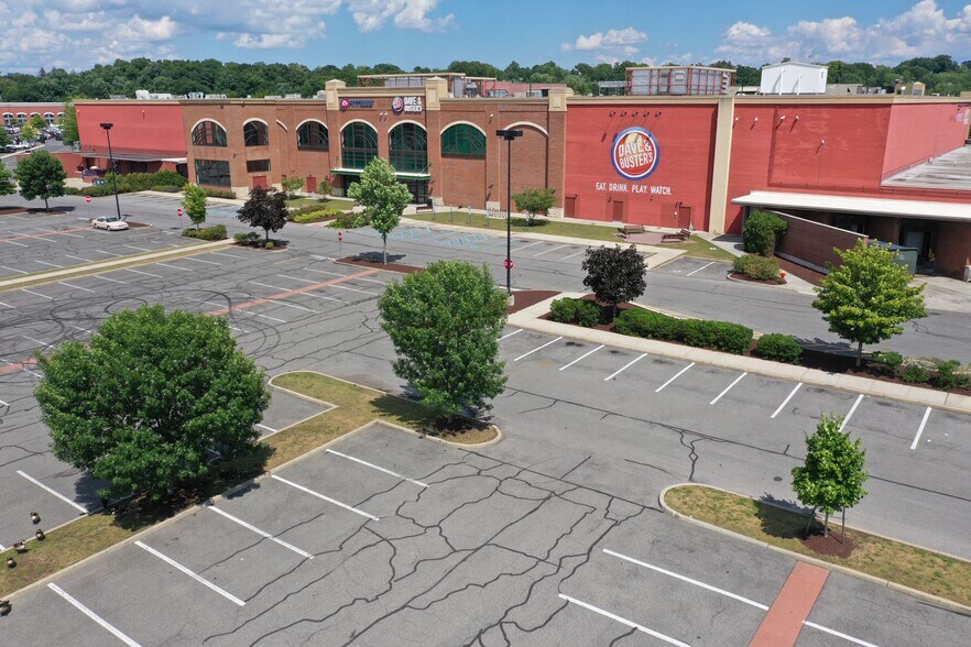 More Photos Of 847-894 Pelham Pky, Pelham Manor Unknown For Lease