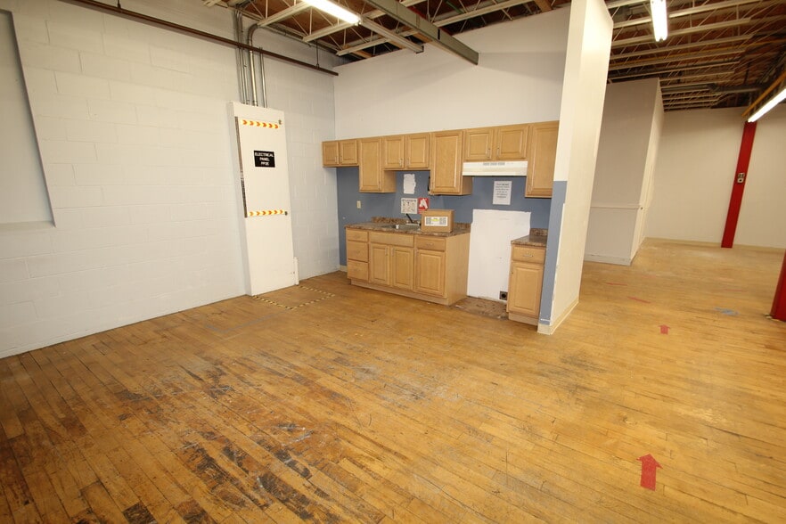 More Photos Of 35 Water St, Amesbury Research And Development For Lease