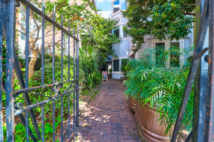 More Photos Of 182-184 E Bay St, Charleston Storefront Retail Office For Sale