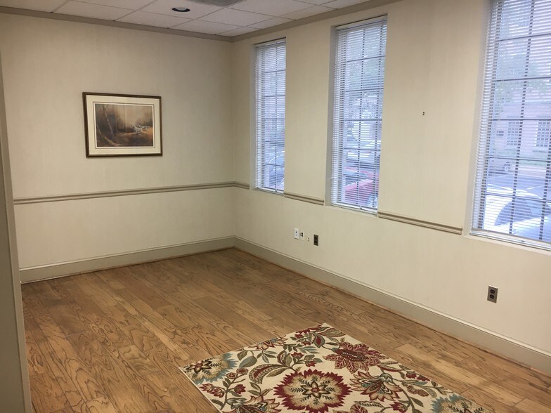 More Photos Of 3923 Blenheim Blvd, Fairfax Medical For Sale