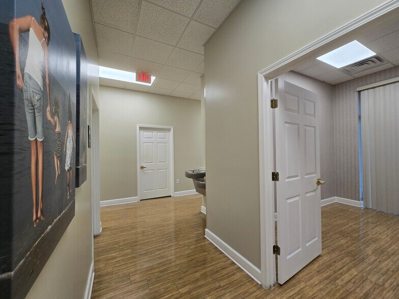 More Photos Of 4500 Hodges Blvd, Jacksonville Office For Lease