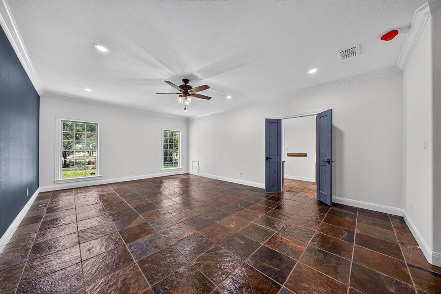 More Photos Of 2234 Highway 90 w, Castroville Flex For Sale