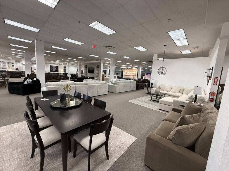 More Photos Of 1000 S Main St, Roswell Freestanding For Sale