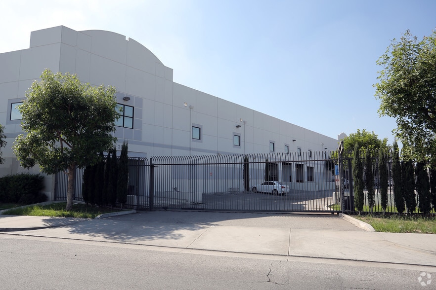 More Photos Of 2025-2027 Long Beach Ave, Los Angeles Warehouse For Lease