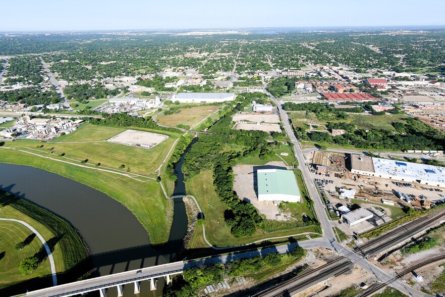 More Photos Of 1100 NE 23rd St, Fort Worth Warehouse For Lease