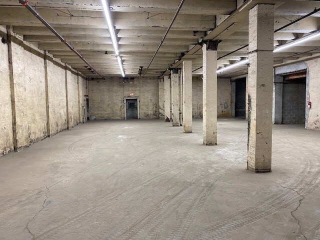 More Photos Of 95 Freeway Dr W, Orange Warehouse For Lease