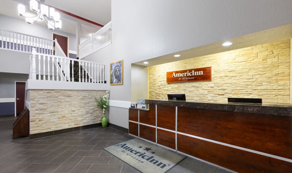 More Photos Of 2210 West St S, Grinnell Hotel For Sale