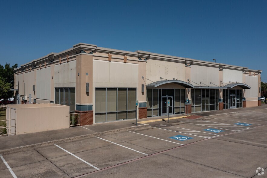 More Photos Of 18775 Lyndon B Johnson Fwy, Mesquite Freestanding For Lease