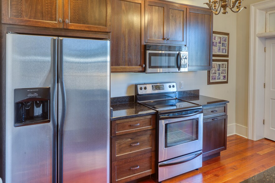 More Photos Of 14 E Taylor St, Savannah Specialty For Sale