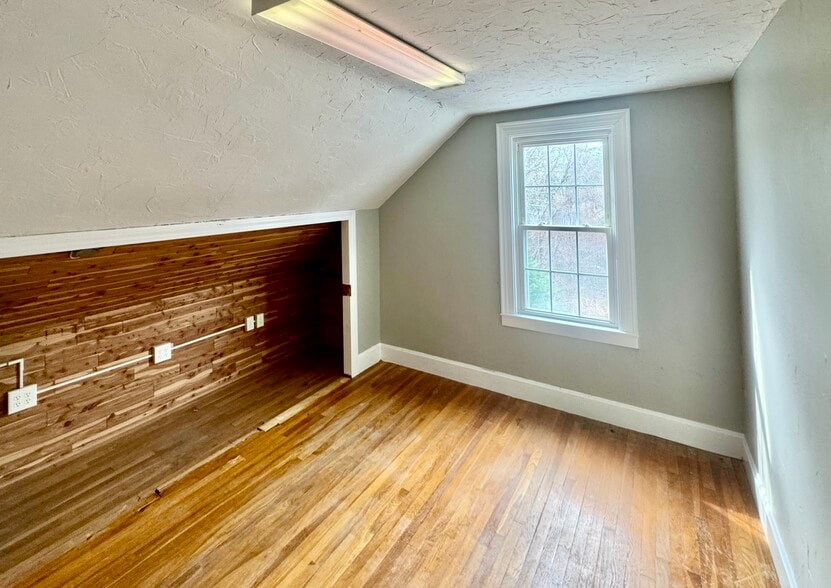 More Photos Of 110 Main St, Kingston Office For Sale