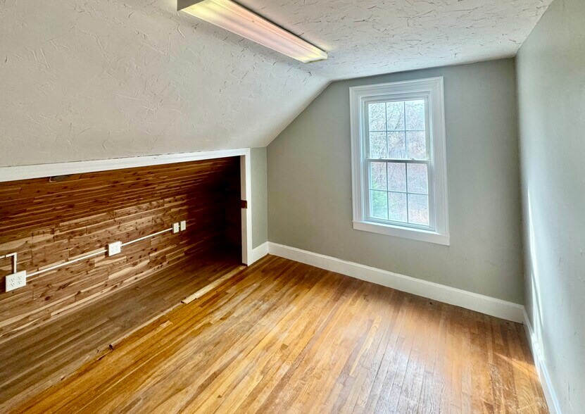 More Photos Of 110 Main St, Kingston Office For Sale