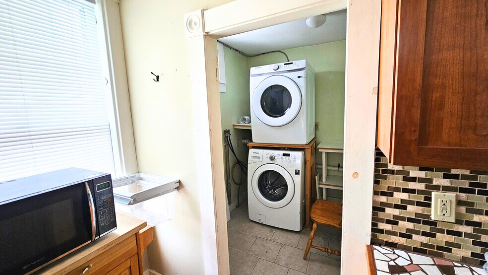 More Photos Of 40 Common St, Chester Hotel For Sale