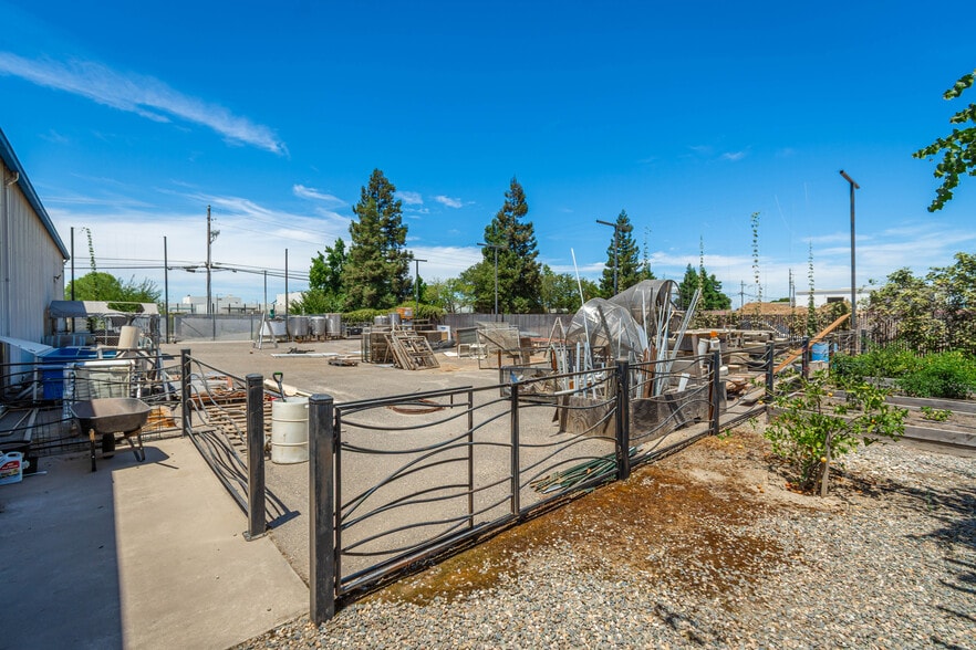 More Photos Of 1617 S Yosemite Ave, Oakdale Warehouse For Sale