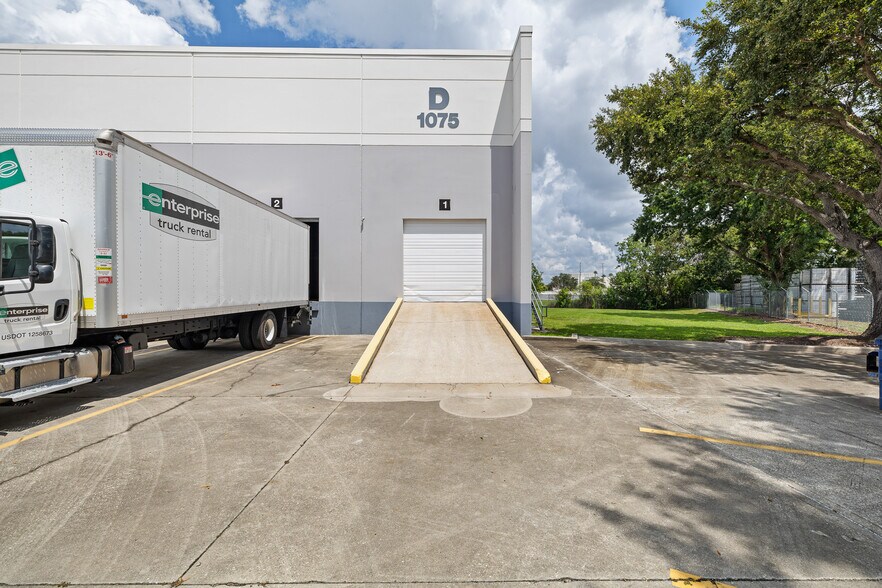 More Photos Of 1075 Gills Dr, Orlando Warehouse For Lease