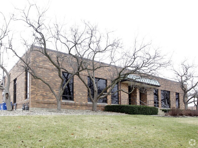 More Photos Of 2711-2755 Curtiss St, Downers Grove Warehouse For Lease