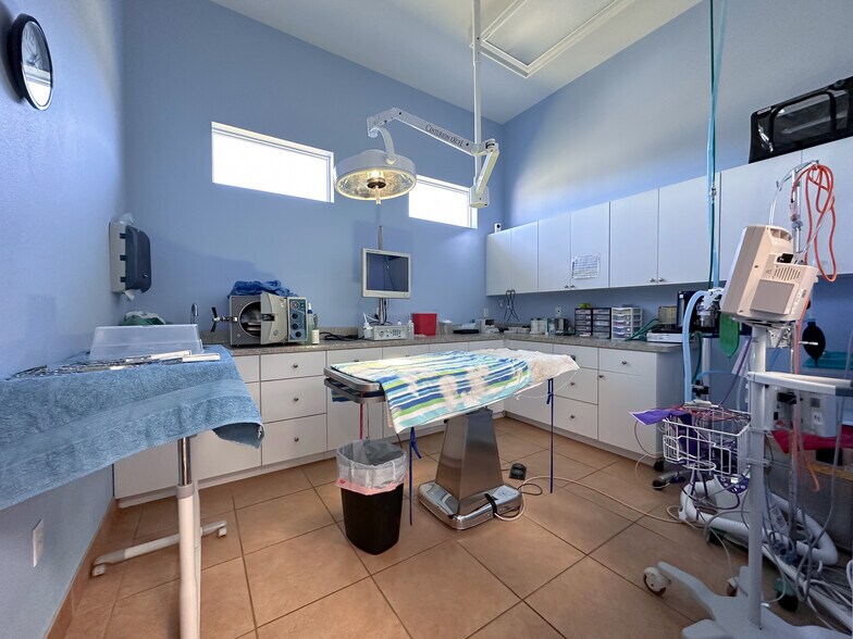 More Photos Of 6580 69th St, Vero Beach Veterinarian Kennel For Sale