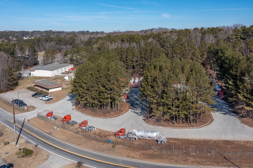 More Photos Of 51 Hickory Springs Ind Dr, Holly Springs Service For Lease