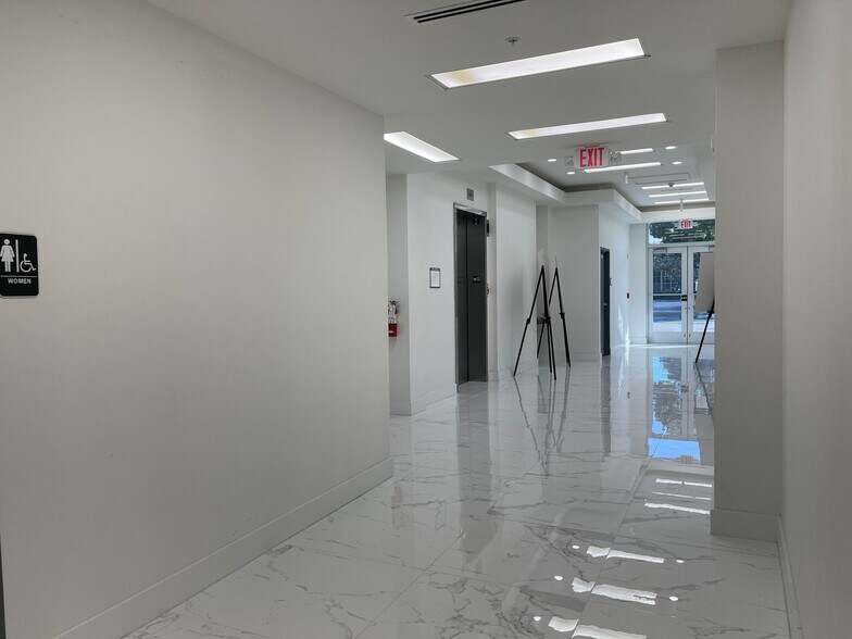 More Photos Of 10450 NW 33rd St, Doral Office For Sale