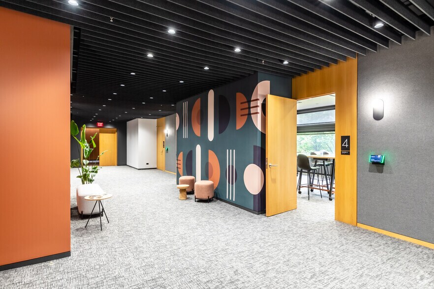 More Photos Of 2000 Center Dr, Hoffman Estates Office For Lease