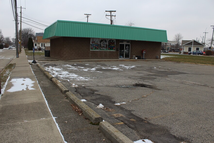 More Photos Of 23707-23709 Jefferson Ave, Saint Clair Shores Freestanding For Sale