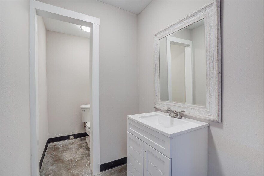 More Photos Of 1710 Texas Ave, Texas City General Retail For Sale