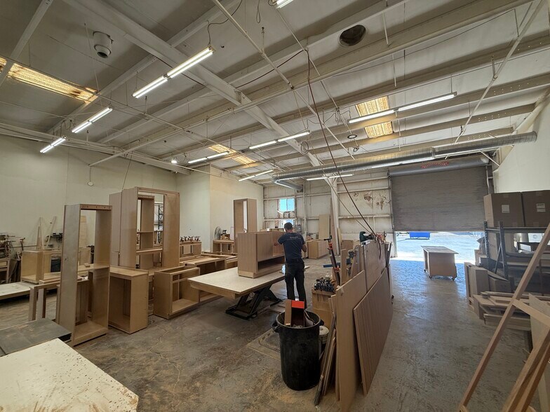 More Photos Of 697 34th St, Springfield Warehouse For Lease