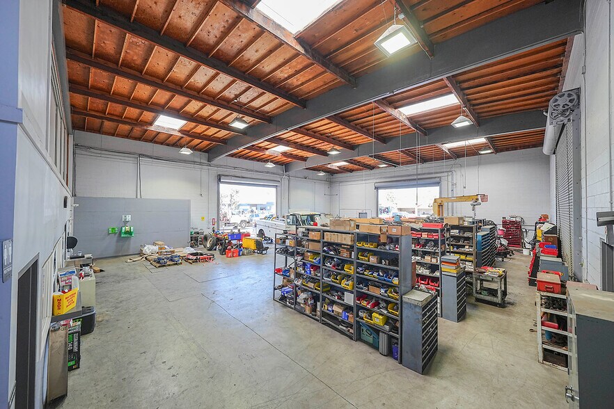 More Photos Of 1241 E Burnett St, Signal Hill Warehouse For Lease