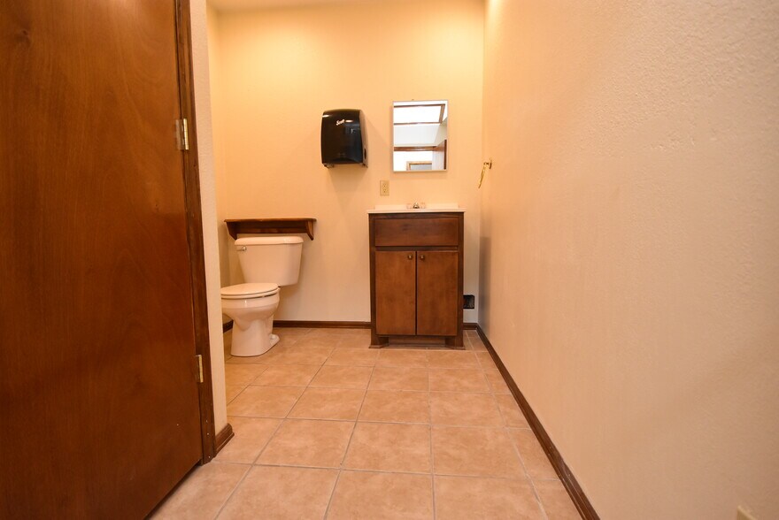 More Photos Of 701 W Broadway, Seminole Manufacturing For Sale