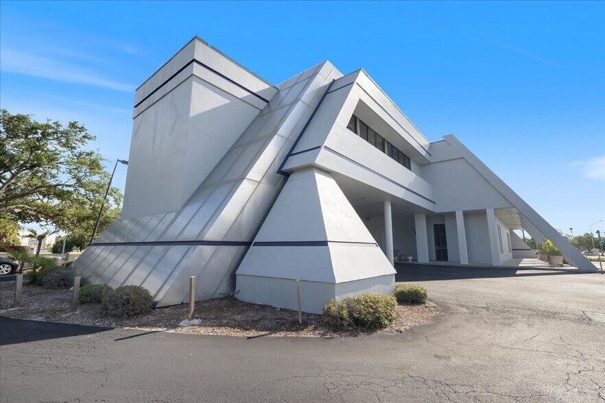 More Photos Of 1000 N Tamiami Trl, Nokomis Bank For Lease