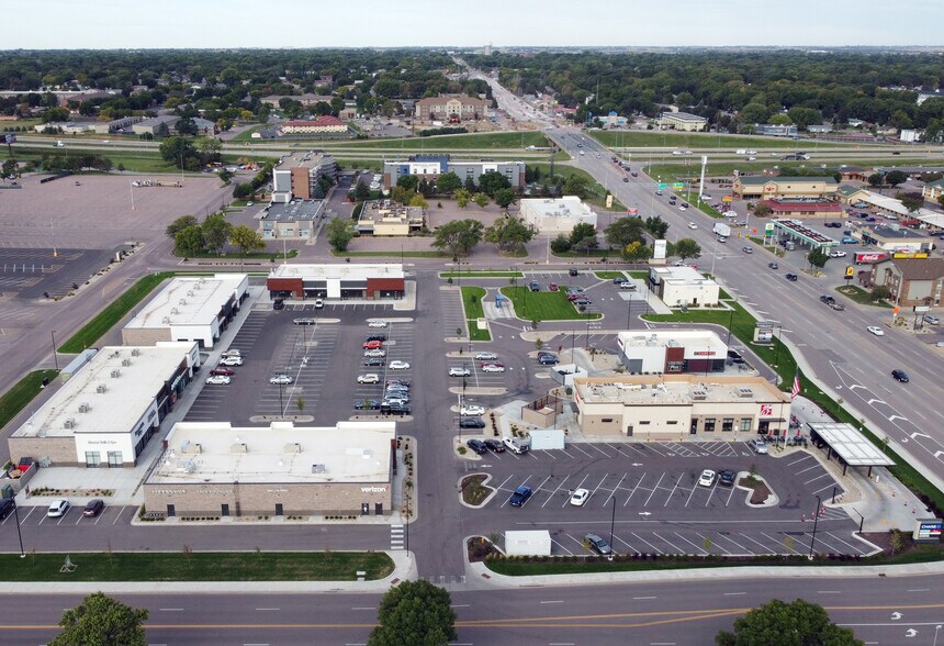 More Photos Of 4005 W 41st St, Sioux Falls General Retail For Sale