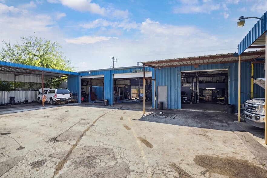 More Photos Of 8921 Daffodil Ave, Houston Auto Repair For Lease