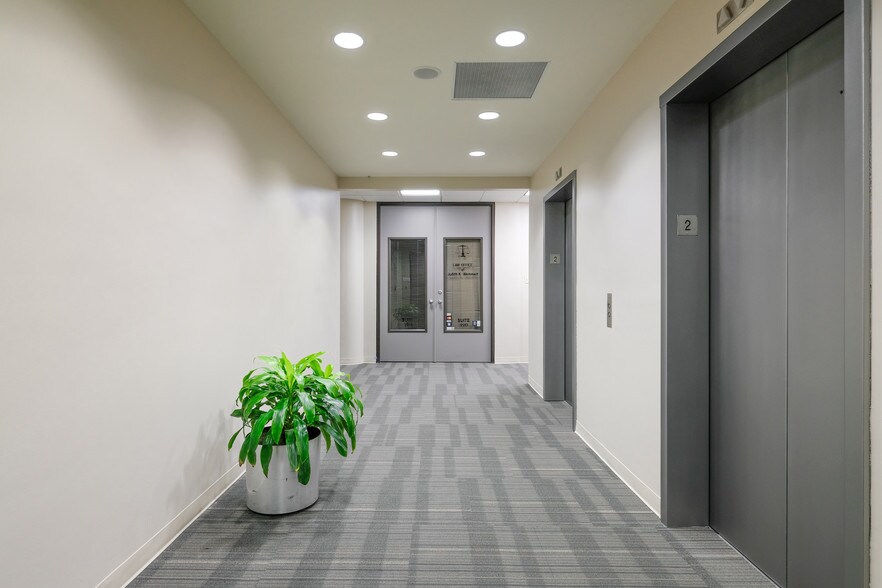 More Photos Of 8610 Broadway St, San Antonio Office For Lease