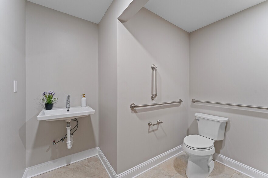 More Photos Of 784 McClurg Rd, Youngstown Office For Sale