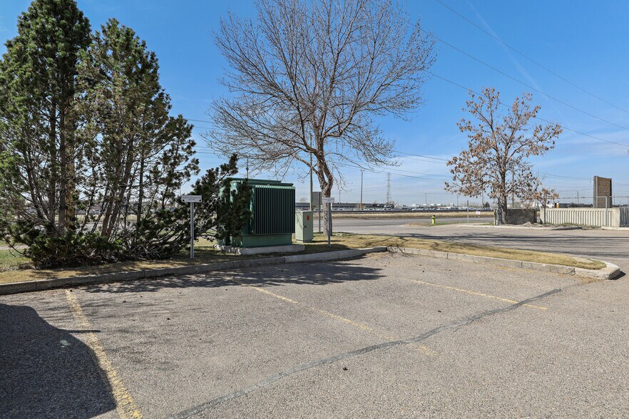 More Photos Of 4999 43rd St SE, Calgary Light Distribution For Sale