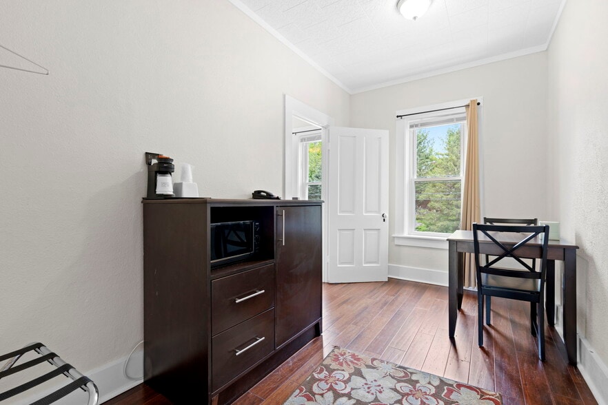 More Photos Of 612 N Lakeshore Dr, Ludington Hotel For Sale