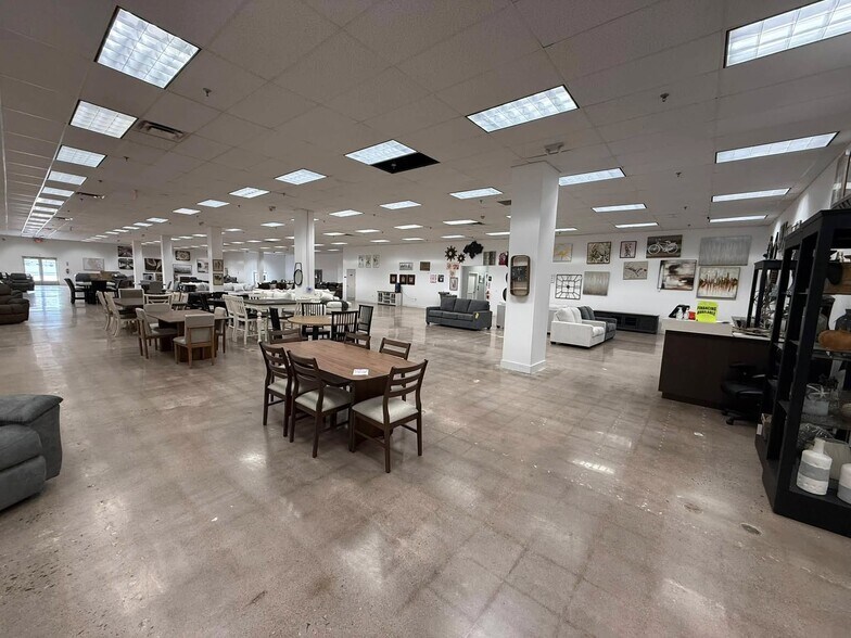 More Photos Of 1000 S Main St, Roswell Freestanding For Sale