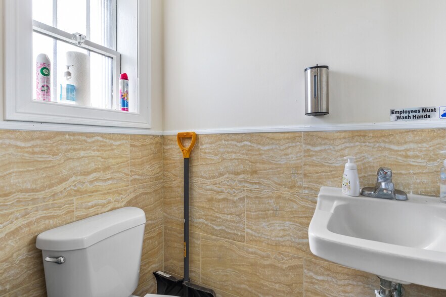 More Photos Of 390 Ramapo Valley Rd, Oakland Freestanding For Lease