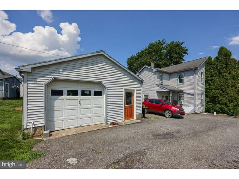 More Photos Of 240 Railroad Ave, Bird In Hand Flex For Sale