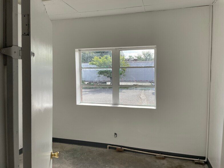 More Photos Of 3455 Empire Blvd SW, Atlanta Warehouse For Lease