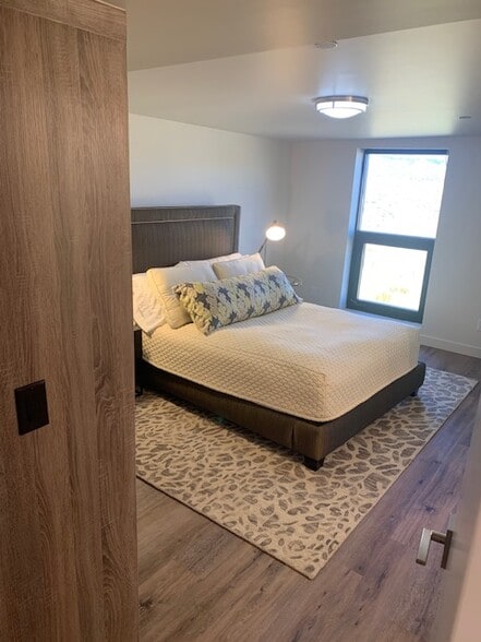 More Photos Of 4554 Forestdale Dr, Park City Showroom For Lease