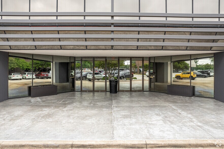 More Photos Of 17110 N Dallas Pky, Dallas Office For Lease