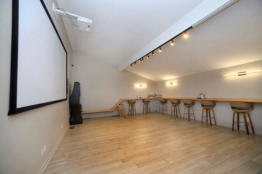 More Photos Of 221 20th Ave, Ottawa Bar For Sale