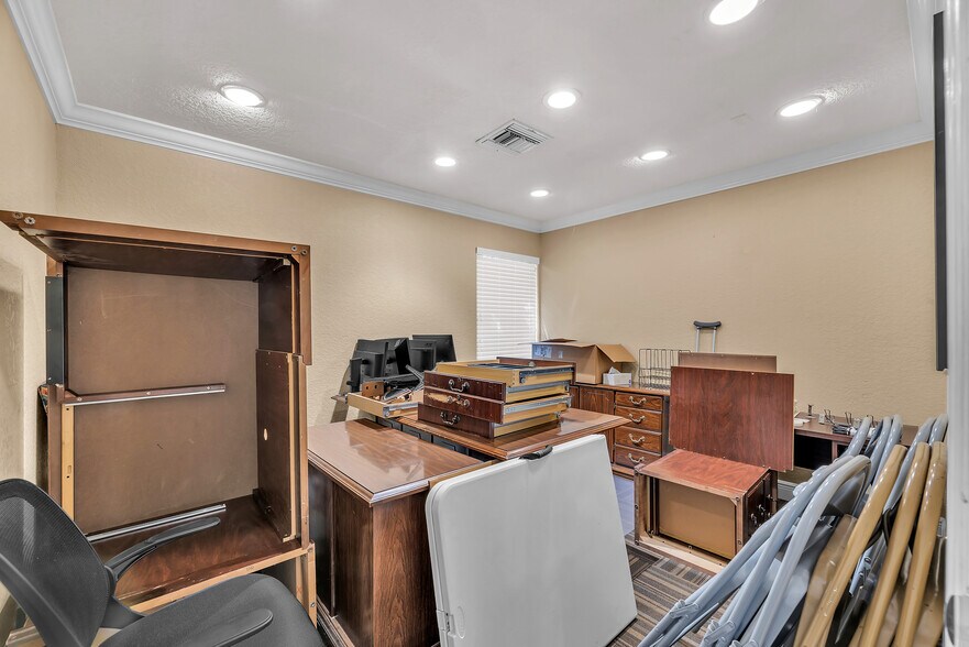 More Photos Of 308 Elizabeth St, Brandon Office For Lease