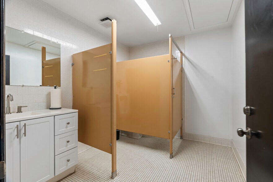 More Photos Of 4600 W American Ave, Bakersfield Office For Sale