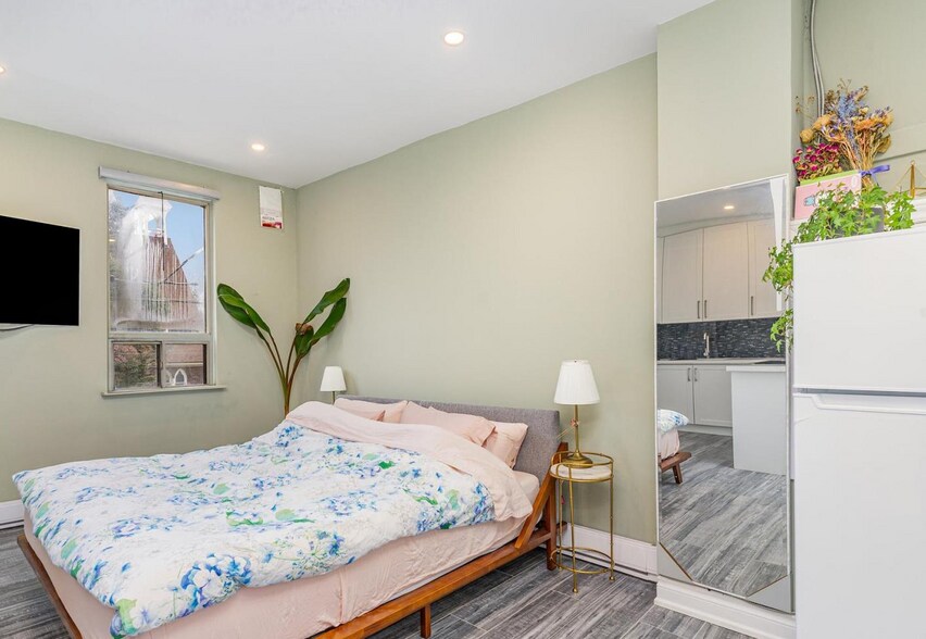 More Photos Of 74 Lippincott St, Toronto Storefront Retail Residential For Sale