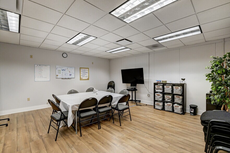 More Photos Of 9635 Southern Pine Blvd, Charlotte Coworking Space