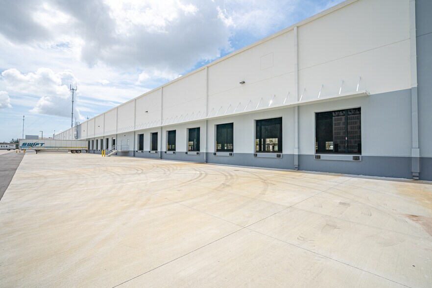 More Photos Of 1620 NW 215th St, Miami Gardens Unknown For Lease